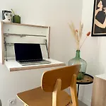 La Maison Du Douanier. Un Balcon Au Soleil