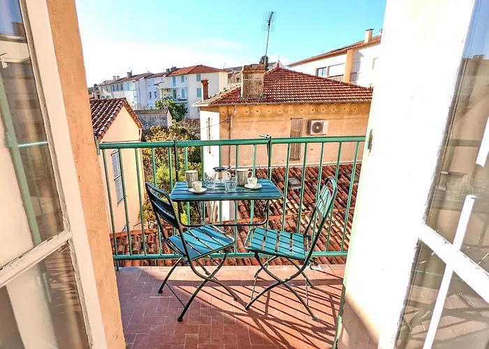 La Maison Du Douanier. Un Balcon Au Soleil